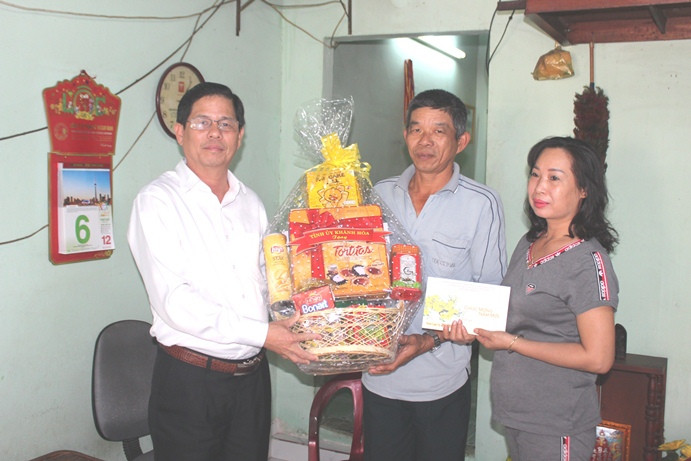Ông Nguyễn Tấn Tuân tặng quà, chúc tết thân nhân chiến sĩ Huỳnh Thanh Tuấn.