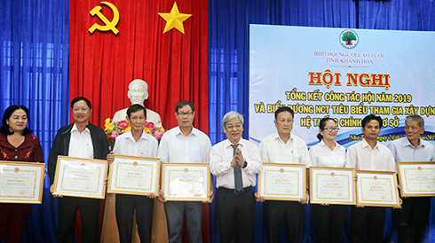 Đồng chí Lê Xuân Thân - Trưởng đoàn Đại biểu Quốc hội tỉnh, Phó Chủ tịch HĐND tỉnh trao bằng khen của UBND tỉnh  cho các tập thể đạt thành tích trong việc tham gia xây dựng hệ thống chính trị cơ sở.