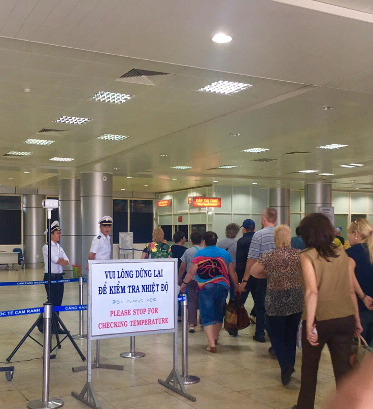 Kiểm tra thân nhiệt của du khách tại Cảng hàng không Quốc tế Cam Ranh