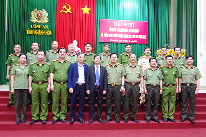 Đồng chí Nguyễn Tấn Tuân và đồng chí Nguyễn Đắc Tài chụp ảnh lưu niệm cùng Ban Giám đốc và lãnh đạo các đơn vị trong Công an tỉnh.