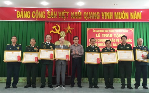 Thừa ủy quyền của Chủ tịch nước, lãnh đạo thành phố trao Huân chương cho các cán bộ.