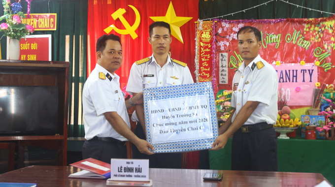 Tặng quà của Bộ Quốc phòng cho bộ đội đảo Thuyền Chài C