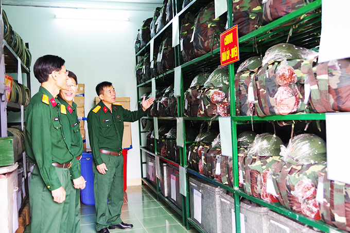 Đoàn công tác kiểm tra kho hậu cần Ban Chỉ huy Quân sự Diên Khánh.