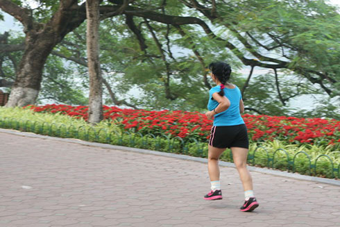 Chạy bộ chậm - Vận động ưa khí có vai trò cải thiện chức năng hô hấp. Ảnh: TM