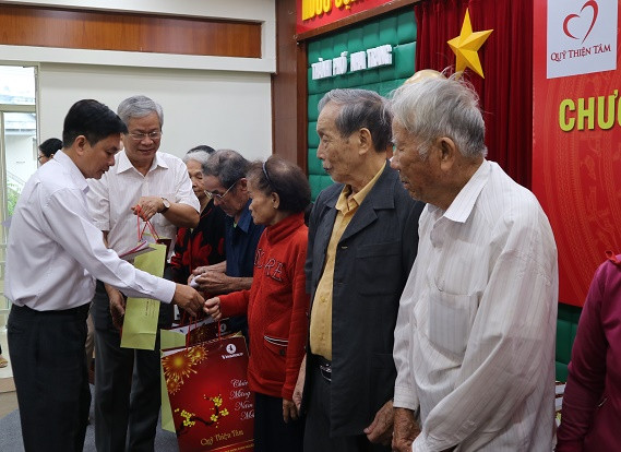 Ông Lữ Thanh Hải và ông Lê Tuấn Tứ trao quà cho người dân. 