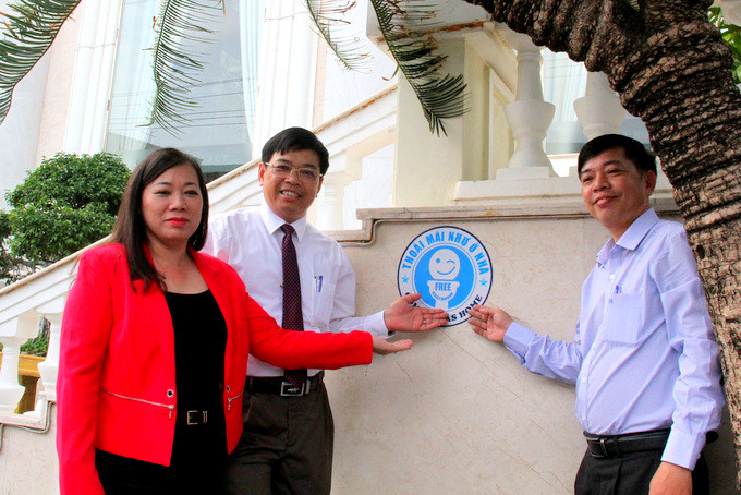 Lãnh đạo TP. Nha Trang và Sở Du lịch cùng đại diện khách sạn Nha Trang Palace dán logo “Thoải mái như ở nhà - Comfort as home” lên bờ tường khách sạn để  