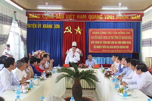 Ông Nguyễn Khắc Định - Ủy viên Trung ương Đảng, Bí thư Tỉnh ủy phát biểu chúc Tết các hộ gia đình chính sách, hộ nghèo huyện Khánh Sơn