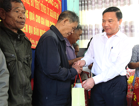 Bí thư Tỉnh ủy Nguyễn Khắc Định trao quà cho các gia đình chính sách