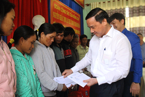 Ông Nguyễn Khắc Định trao quà tết cho hộ nghèo xã Ba Cụm Nam
