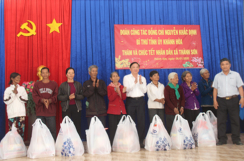 Ông Nguyễn Khắc Định trao quà Tết cho các hộ nghèo xã Thành Sơn