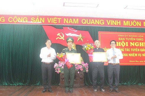 Ông Nguyễn Tấn Tuân (bên trái) trao bằng khen của Thủ tướng Chính phủ cho 2 cá nhân.