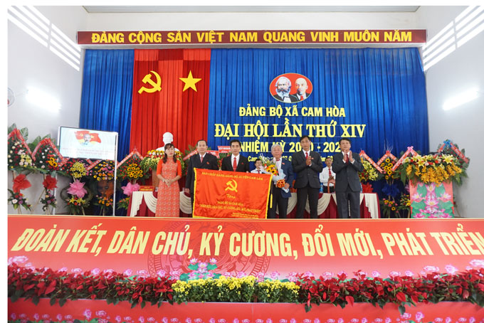 Ông Lương Dự - Tỉnh ủy viên, Bí thư Huyện ủy Cam Lâm (bìa phải) trao bức trướng tặng đại hội.