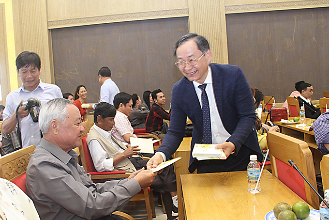 Ông Nguyễn Đắc Tài chúc mừng các văn nghệ sĩ nhân dịp xuân mới.