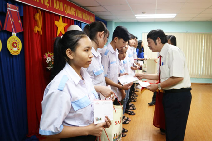 Trao 20 suất học bổng cho học sinh, sinh viên