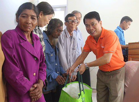 Báo Khánh Hòa và các đơn vị tặng quà Tết cho hộ chính sách, hộ nghèo xã Suối Cát