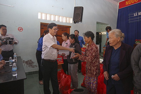 Đồng chí Nguyễn Tấn Tuân tặng quà cho các gia đình chính sách xã Ninh Quang, thị xã Ninh Hòa.