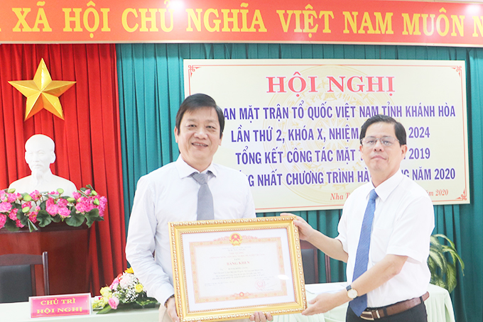 Đồng chí Nguyễn Tấn Tuân trao bằng khen  của Thủ tướng Chính phủ cho ông Huỳnh Mộng Giang. 