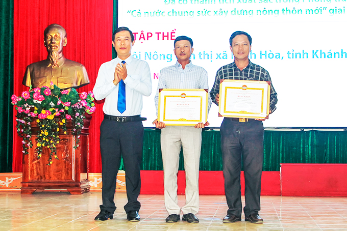Các tập thể, cá nhân nhận bằng khen của Trung ương Hội Nông dân Việt Nam.