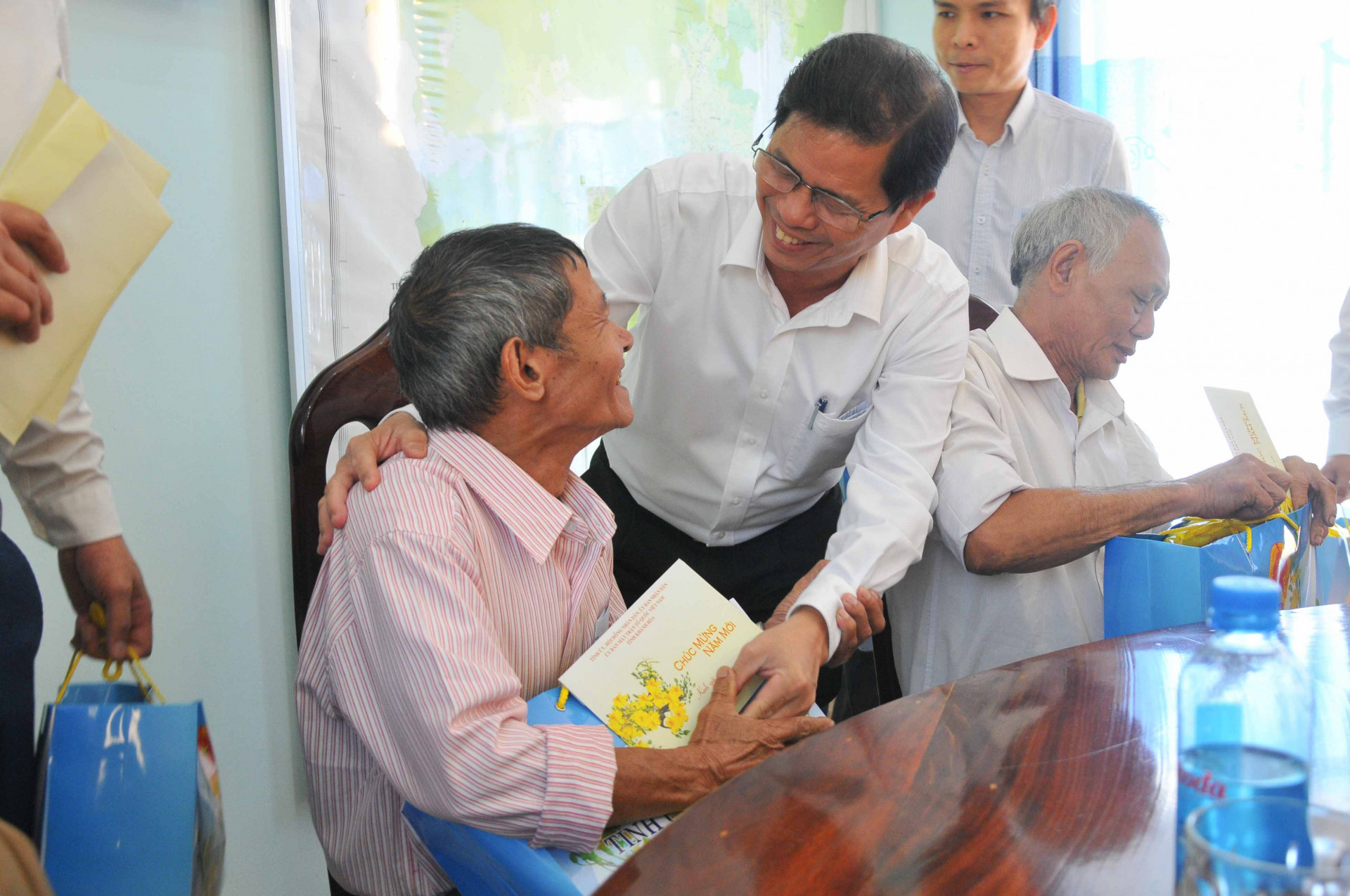 Đồng chí Nguyễn Tấn Tuân tặng quà Tết cho gia đình chính sách tiêu biểu huyện Khánh Vĩnh