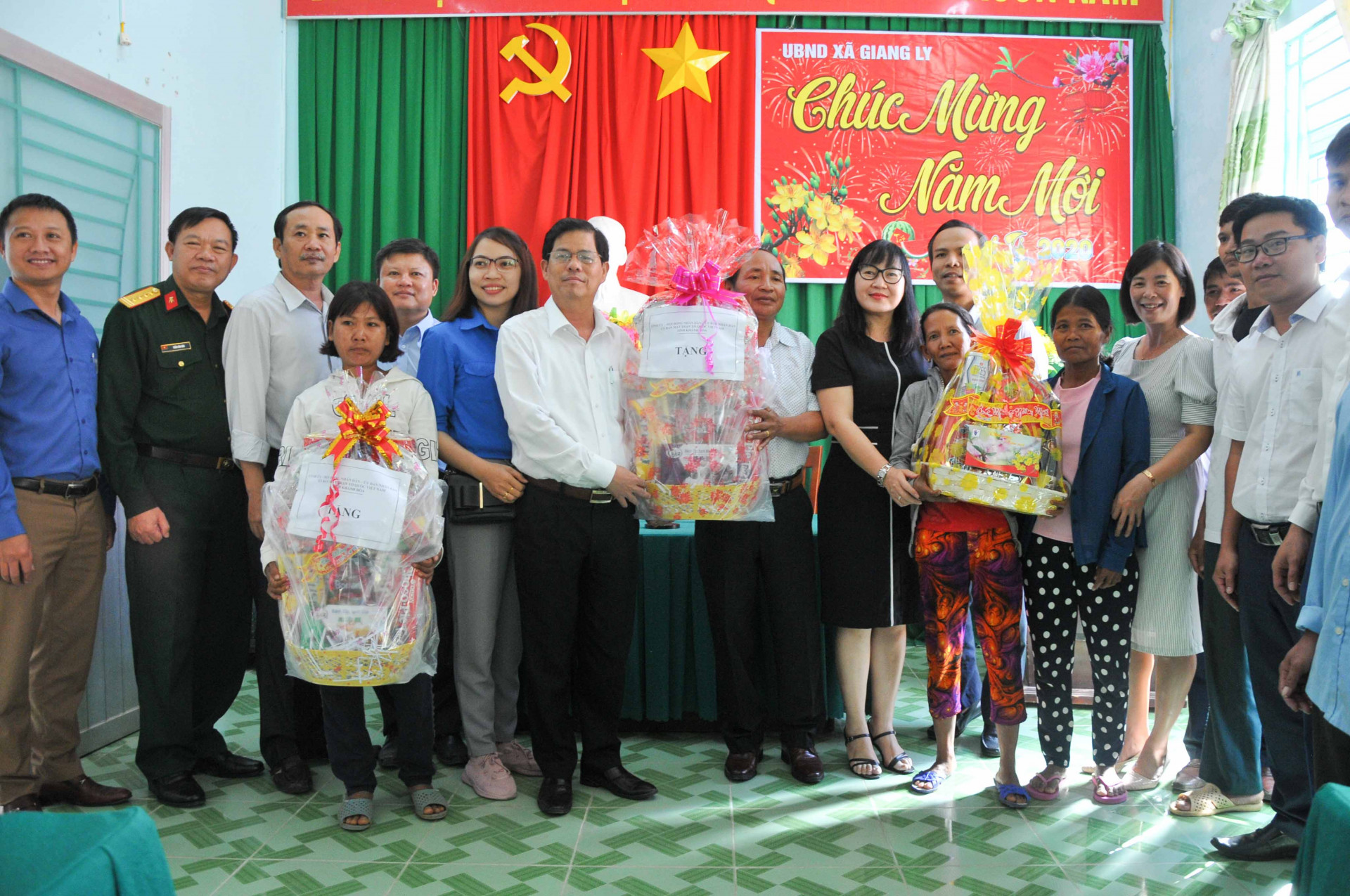 Lãnh đạo tỉnh cùng các đơn vị được phân công giúp đỡ xã Giang Ly trao quà cho người dân