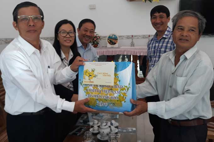 Ông Trần Ngọc Thanh (bìa trái) tặng quà cho ông Lê Thanh Vấn (thị trấn Cam Đức) - người tham gia kháng chiến, bị nhiễm chất độc da cam.&nbsp;