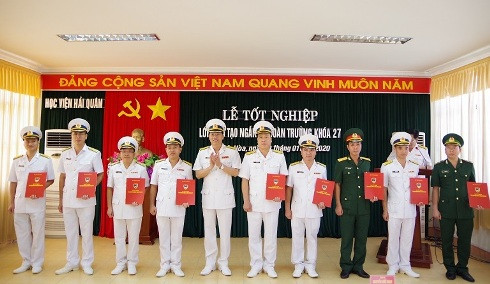 Đại tá, Tiến sĩ Nguyễn Đức Nam trao chứng nhận tốt nghiệp cho các học viên.