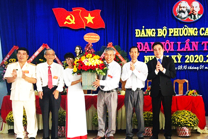 Ông Nguyễn Khắc Toàn tặng hoa chúc mừng đại hội.