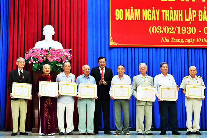 Ông Lê Hữu Thọ - Bí thư Thành ủy Nha Trang trao huy hiệu Đảng cho các đảng viên.   