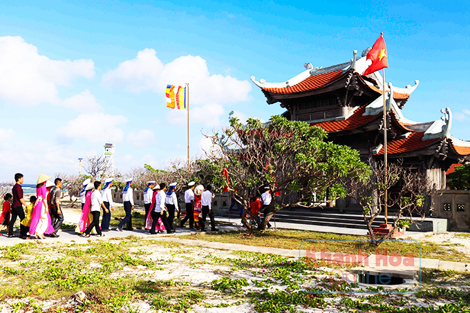 Quân dân đảo Song Tử Tây đi lễ chùa đầu năm.