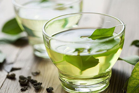 Uống một cốc trà xanh pha đặc cũng sẽ giải ngộ độc rượu rất là tốt. Ảnh Internet.
