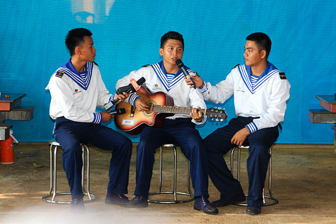 Lính trẻ vui đàn hát. 