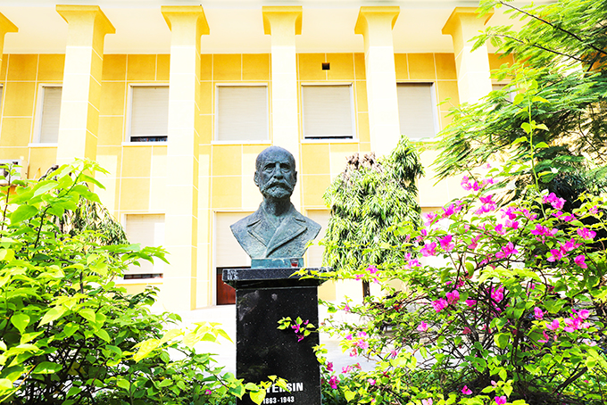 Tượng bác sĩ Yersin trước khuôn viên Viện Pasteur Nha Trang.