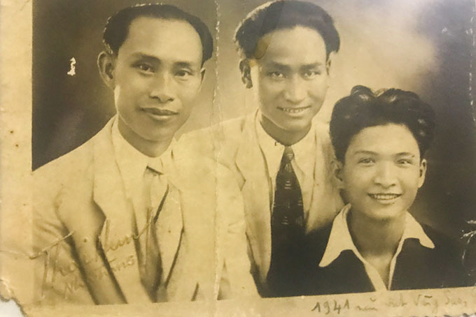 Chế Lan Viên (ngoài cùng bên phải) cùng nhà thơ Nguyễn Đình (giữa) và Quách Tấn tại Nha Trang. (Ảnh do ông Quách Giao cung cấp)