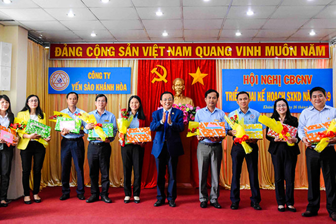 Ông Lê Hữu Hoàng - Phó Chủ tịch UBND tỉnh, Chủ tịch HĐTV khen thưởng  các đơn vị hoàn thành xuất sắc nhiệm vụ sản xuất kinh doanh.