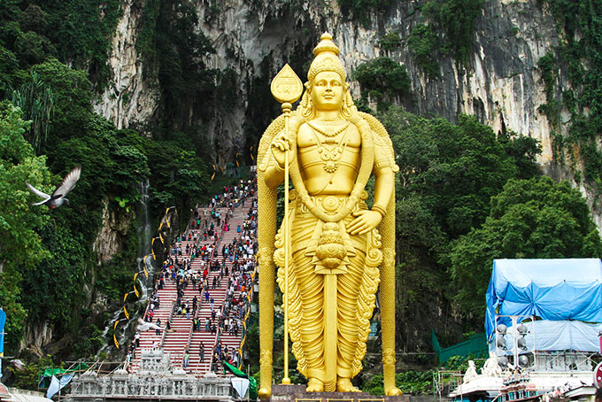 Bức tượng chúa Murugan nổi bật phía trước động Batu.