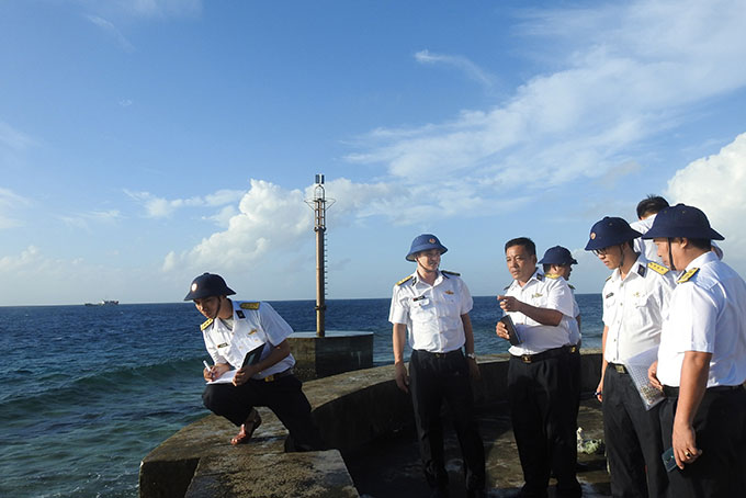 Đoàn công tác kiểm tra các công trình tại âu tàu đảo Sinh Tồn.