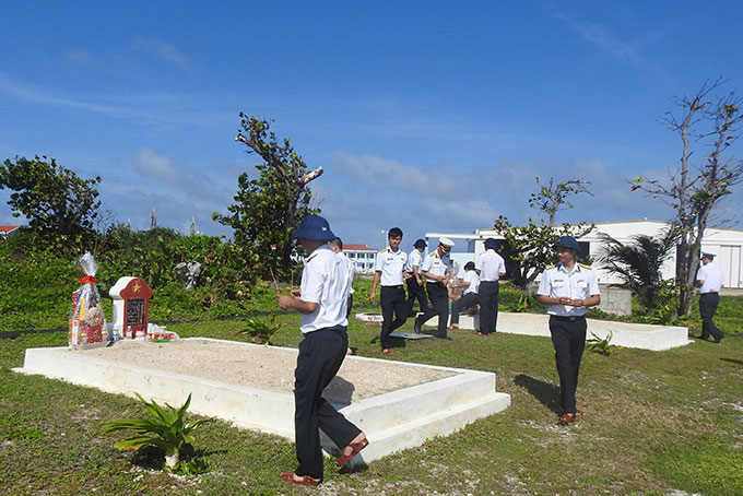 Đoàn công tác thắp hương mộ các liệt sĩ tại thị trấn Trường Sa.