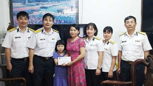 Học viện Hải quân tặng quà Tết cho bệnh nhân mắc bệnh hiểm nghèo