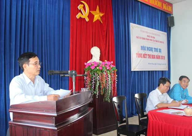 Đại diện Ban thi đua Khen thưởng tỉnh phát biểu tại hội nghị.