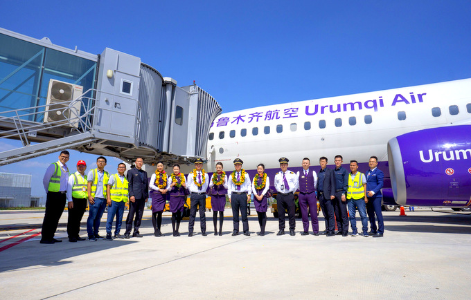   Đại diện Cảng hàng không quốc tế Cam Ranh và Nhà ga T2  tặng hoa cho phi hành đoàn của hãng hàng không Urumqi 