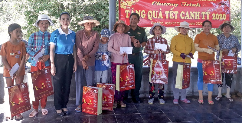 Tặng 500 suất quà Tết cho phụ nữ nghèo vùng biển đảo