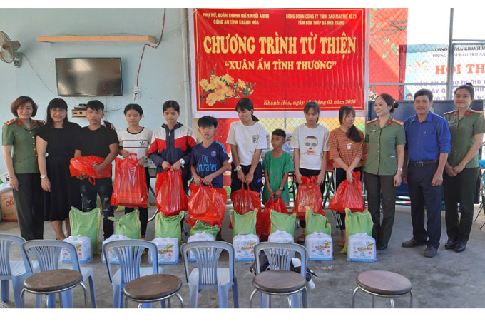 Tặng 30 suất quà Tết tại Trung tâm Bảo trợ xã hội huyện Khánh Vĩnh
