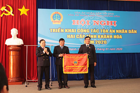 Tòa án nhân dân thị xã Ninh Hoà nhận cờ thi đua.