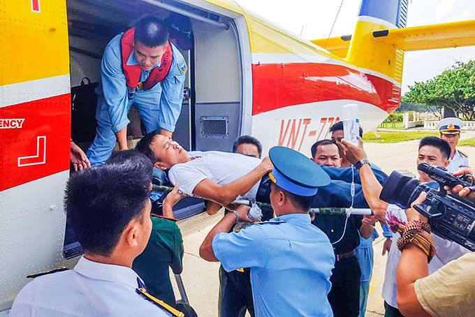 Đại úy Nguyễn Văn Thuận (người trên máy bay)  cấp cứu bệnh nhân từ Trường Sa về đất liền.