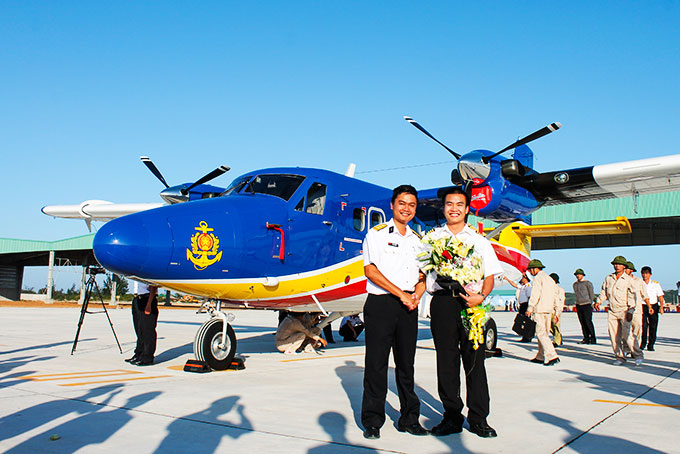 Phi công Nguyễn Văn Thuận cùng chiếc thủy phi cơ VNT-777 sau hành trình từ Canada về sân bay Cam Ranh.