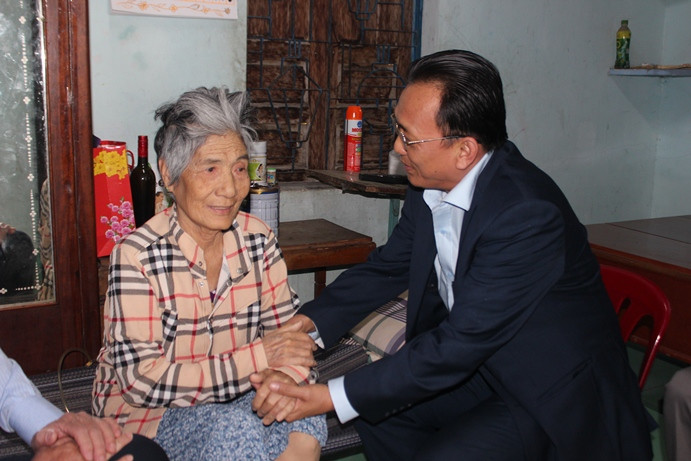 Ông Lê Hữu Hoàng thăm hỏi bà Nguyễn Thị Yến.
