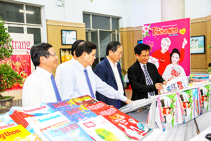 Chờ ngày khai hội báo xuân