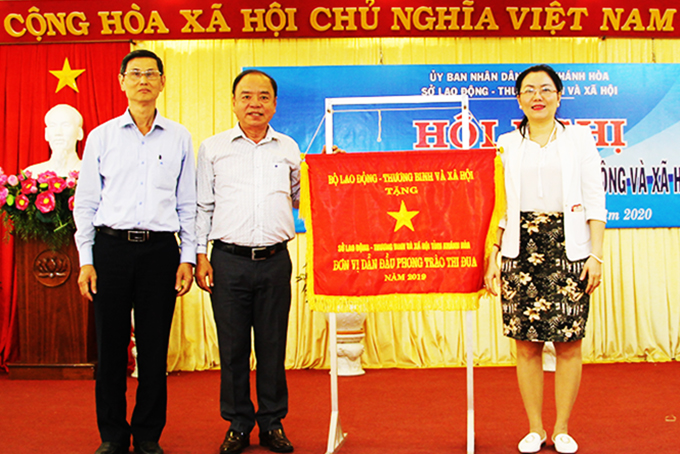 Các vị lãnh đạo của Sở Lao động - Thương binh và Xã hội  đón nhận cờ thi đua của Bộ Lao động - Thương binh và Xã hội.