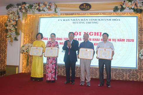 Ông Lê Hữu Hoàng trao bằng khen của Bộ Công Thương cho tập thể, cá nhân.