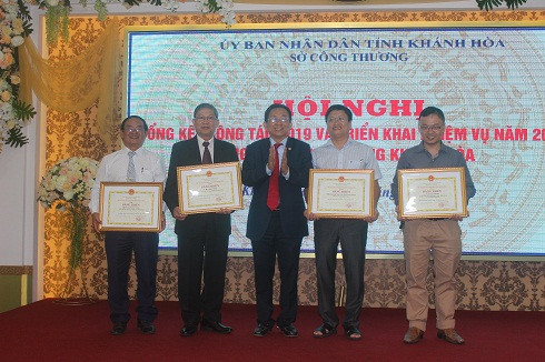 Ông Lê Hữu Hoàng trao bằng khen của UBND tỉnh cho các cá nhân.